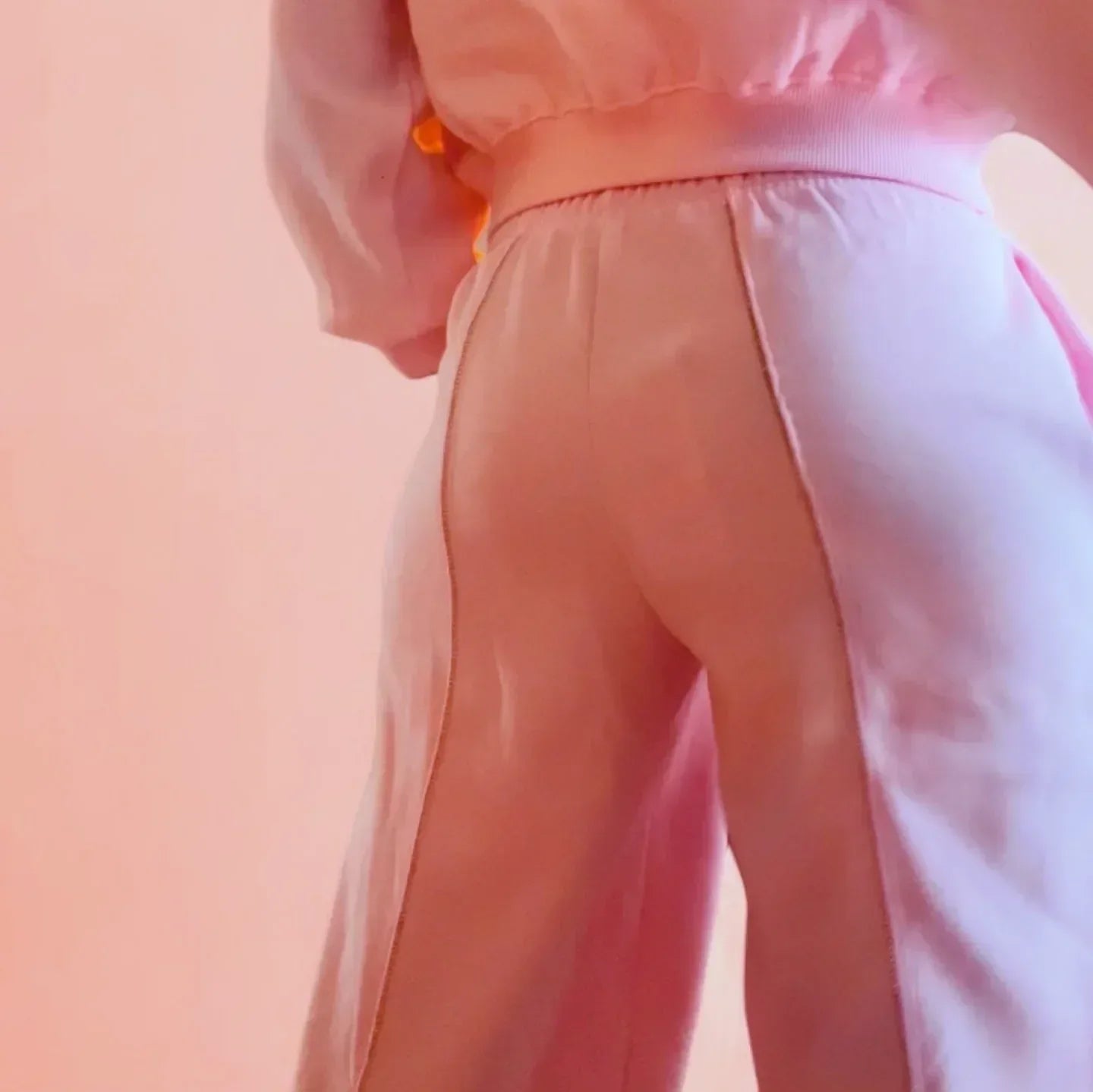 Tuta Nuvola Rosa - Felpa Crop e Pantaloni con Strass e Uncinetto - Légèreté 🎈by SA